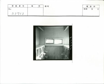 木质房间阳光栅栏窗小笼子.jpg