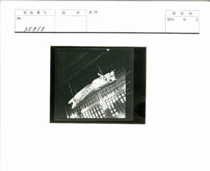 木质窗框建筑内悬挂铭文鱼雕塑.jpg