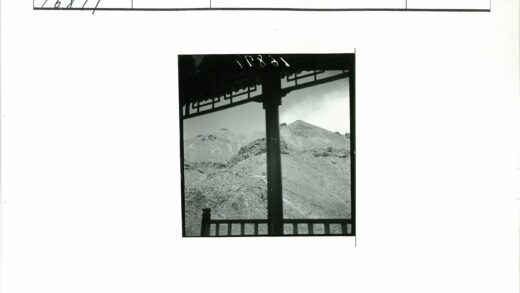 木质阳台远眺崎岖山脉.jpg