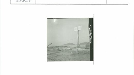 木路标指引水边山居.jpg