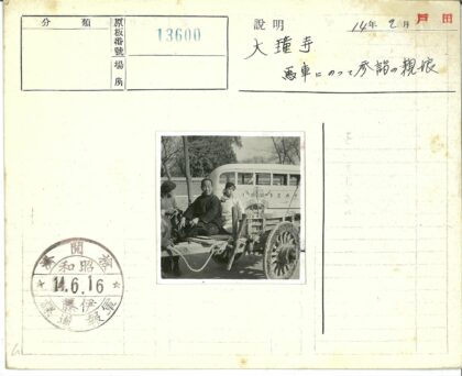 木车与公交车的老街景.jpg