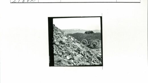木车与岩石山地景观.jpg