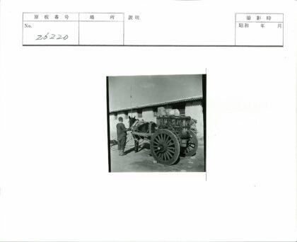 木轮马车与波纹屋顶建筑.jpg