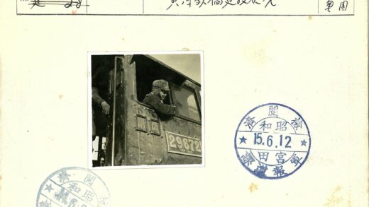 机车29672窗边戴帽人.jpg