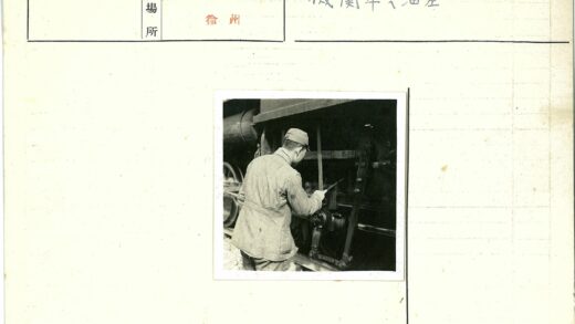 机车维修工人检查机械部件.jpg