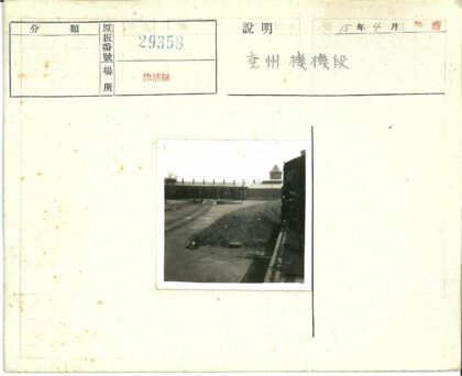 机车轨道旁行走与拱形建筑.jpg