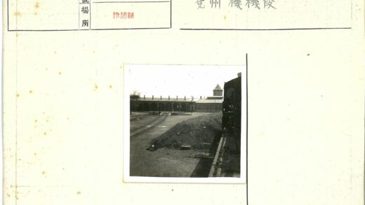 机车轨道旁行走与拱形建筑.jpg