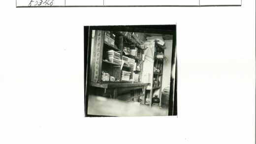 杂乱室内架上物品与标志特写.jpg