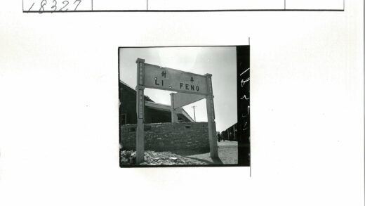 李峰砖砌建筑与土路行人.jpg