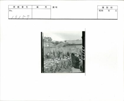村庄儿童乐队游行山景背景.jpg