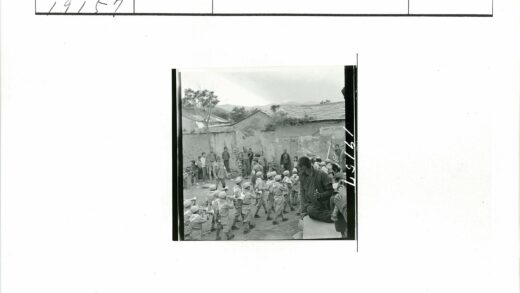 村庄儿童乐队游行山景背景.jpg