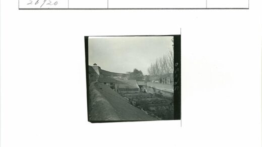 村庄屋顶景观与圆顶建筑.jpg