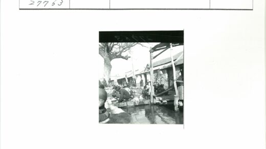 村庄水道边的工作与互动.jpg