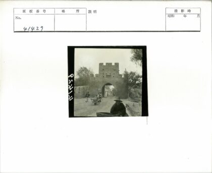 村庄砖砌拱门入口木车行人.jpg
