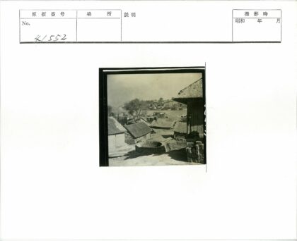村庄茅草屋与河流风景.jpg