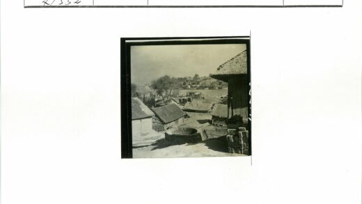 村庄茅草屋与河流风景.jpg