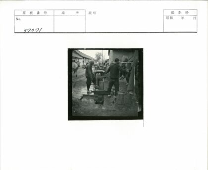 村民井边取水与马行泥路.jpg