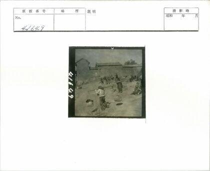 村民聚集砖房前劳作场景.jpg