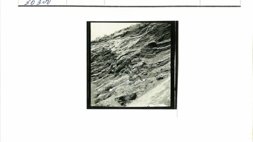 条纹岩层悬崖黑白照.jpg