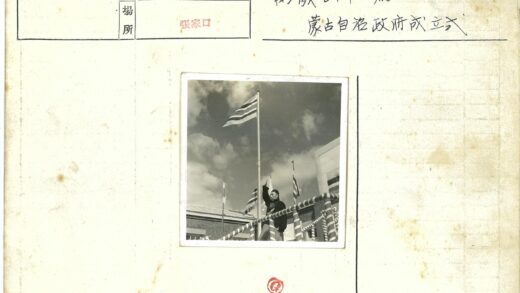 条纹平台人物与旗帜多云天空.jpg