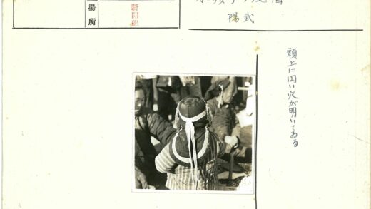 条纹服装白丝带头饰人群合影.jpg