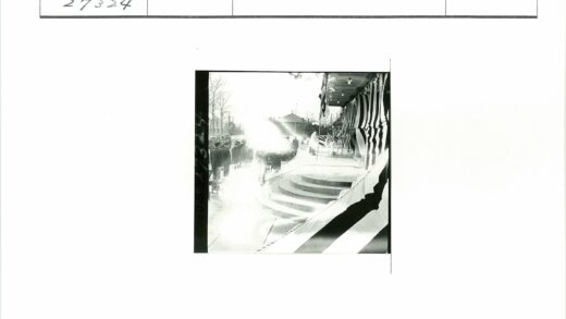 条纹织物装饰建筑前人群合影.jpg