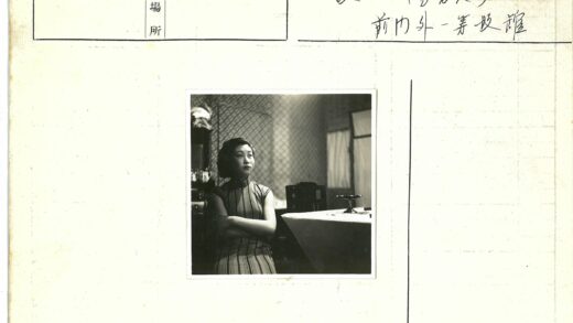 条纹衣女子坐图案墙纸房内.jpg