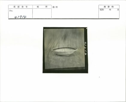 条纹装饰碗单色静物照.jpg