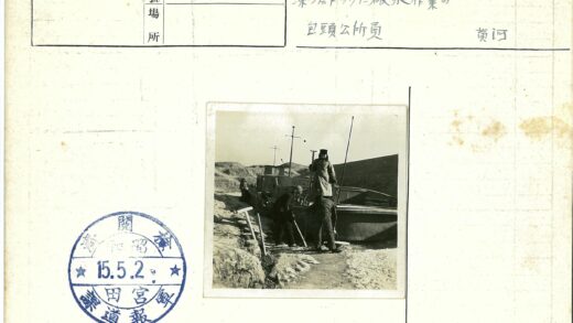 极地勘探船雪地作业.jpg