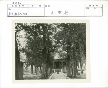 林荫小路通斜顶建筑景观.jpg