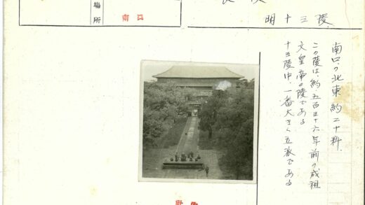 林荫道旁雕像与行人.jpg