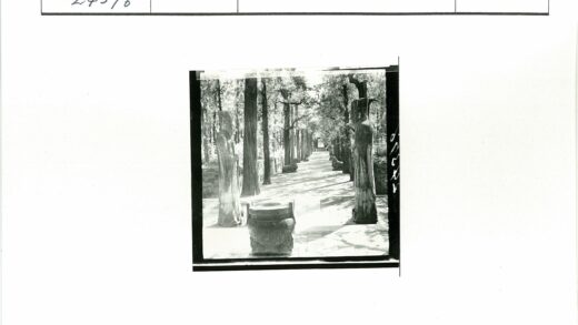 林荫雕塑石径与石壶景致.jpg