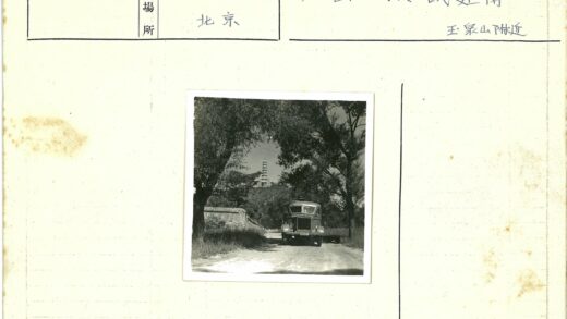 林间土路行驶的老式卡车与宝塔.jpg