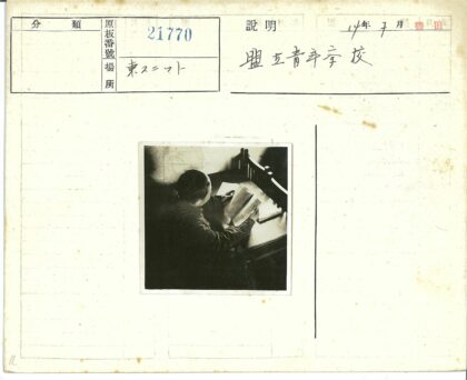 柔和灯光下阅读时光.jpg