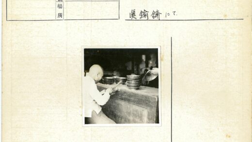 柜台前整理餐具的人.jpg