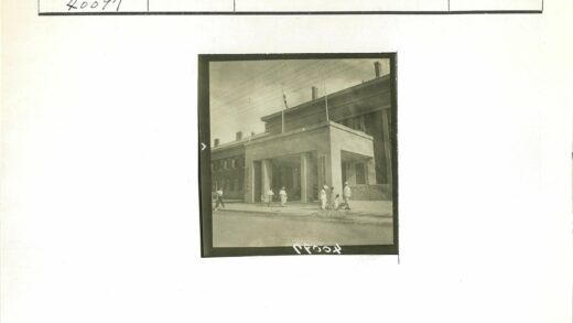 柱廊建筑前的人群与旗帜.jpg