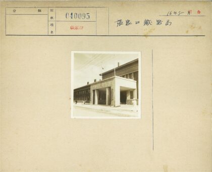 柱廊建筑街景行人漫步.jpg