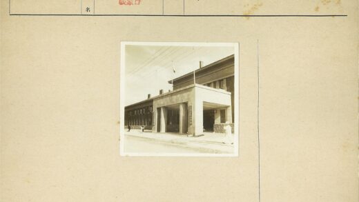 柱廊建筑街景行人漫步.jpg