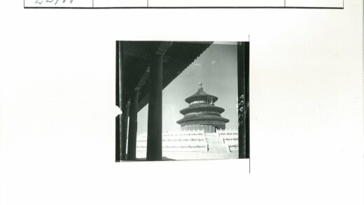 柱间远眺层叠宝塔晴空.jpg
