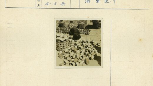 柳条篮与陶器的户外场景.jpg