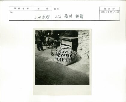 柳条篮子砖墙旁生活场景.jpg