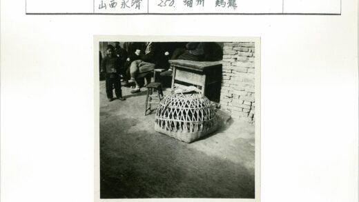 柳条篮子砖墙旁生活场景.jpg