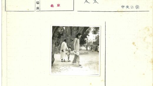 树下人群与持扇妇女.jpg