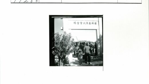树下人群进入建筑晴天风景.jpg