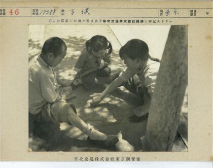 树下孩童用棍子画画.jpg