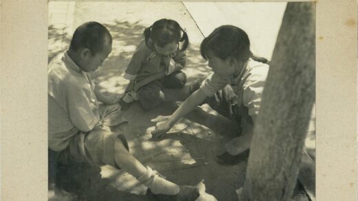 树下孩童用棍子画画.jpg