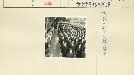 树下集体合影.jpg
