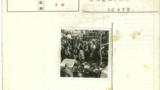 树下集市热闹场景.jpg