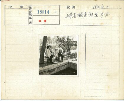 树旁石凳上的孩子与池塘.jpg