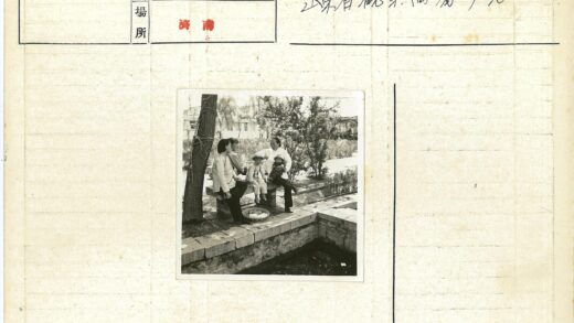 树旁石凳上的孩子与池塘.jpg